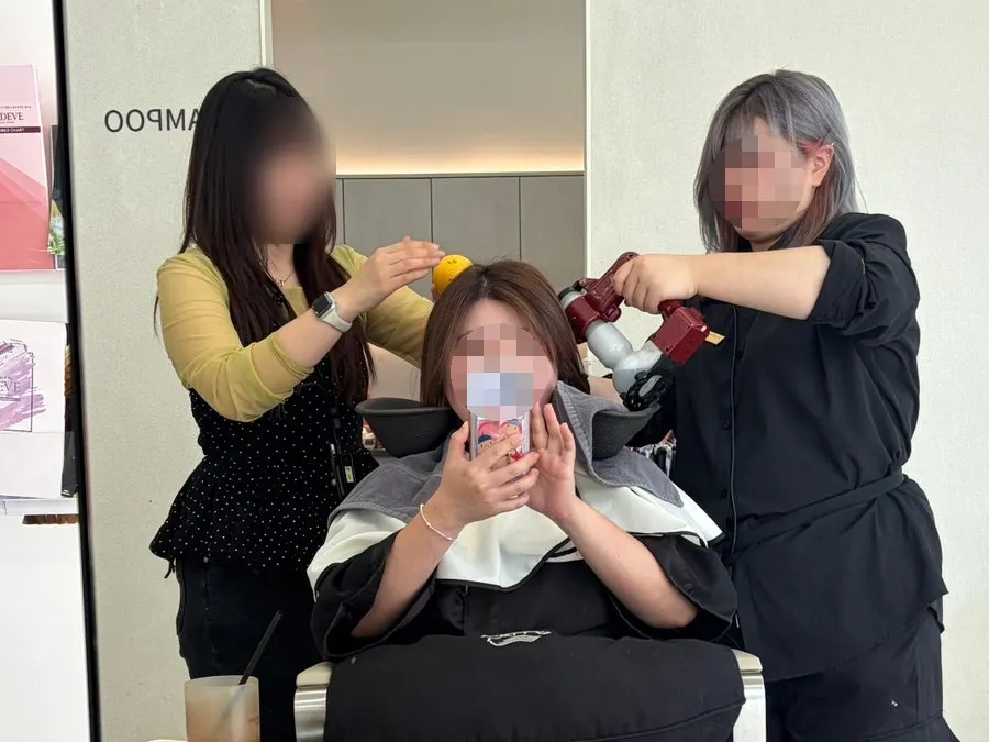 매직기로 모발을 펴는 시술 과정