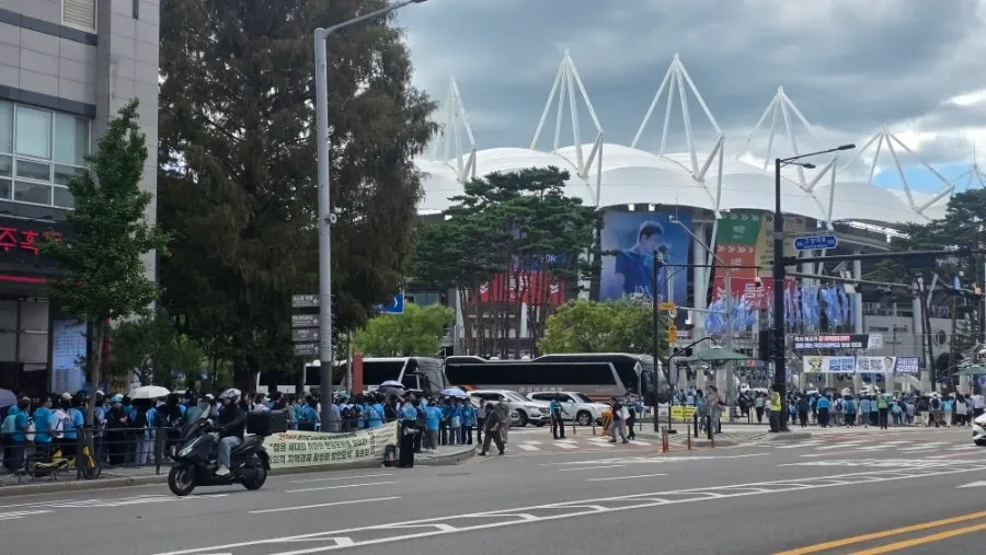 Guests eating before the concert