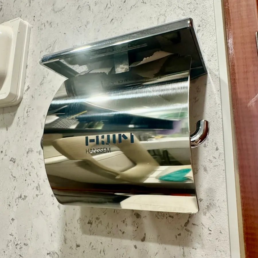 타월로 물때를 닦아본 샤워부스 모습