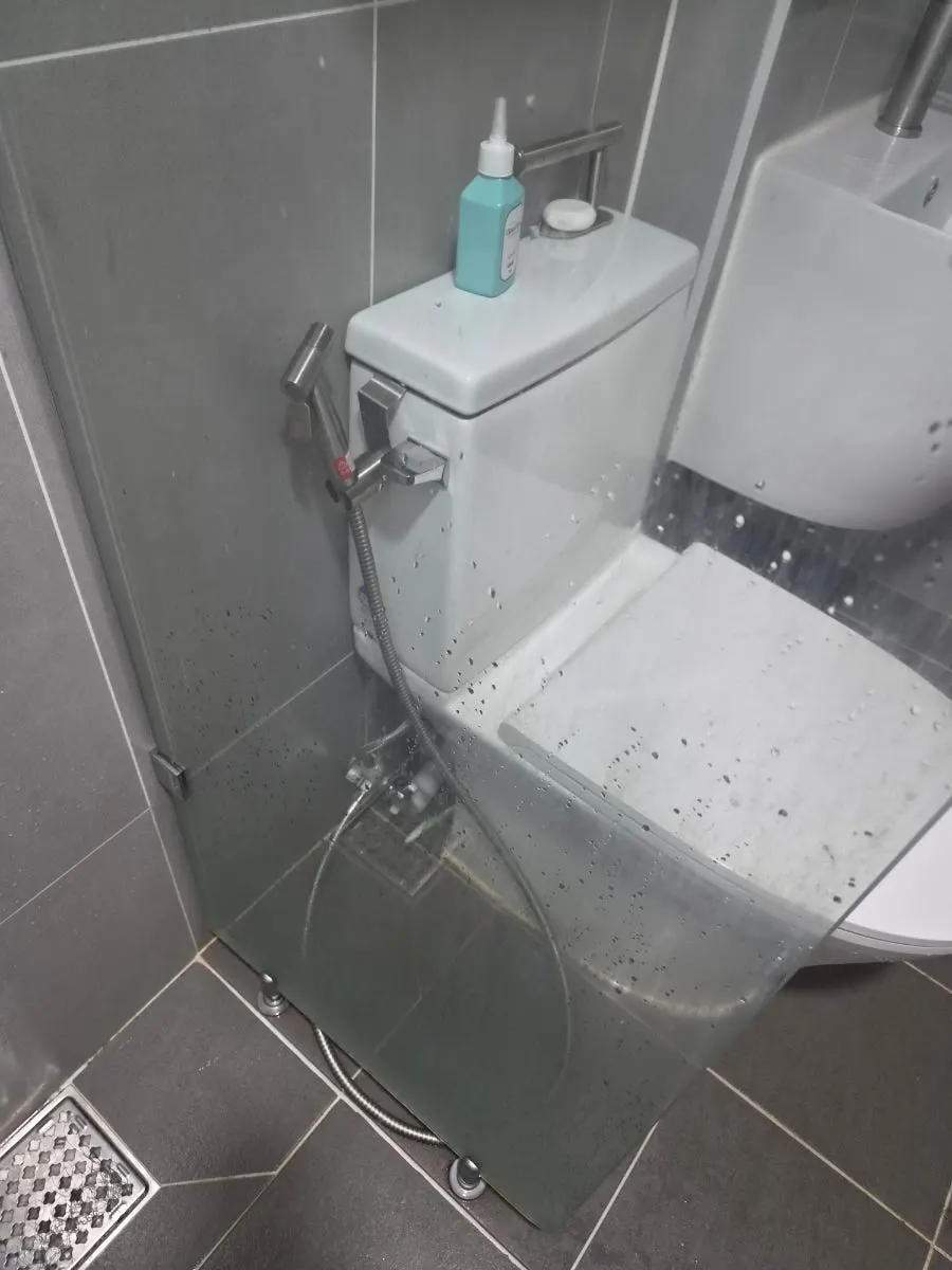 뿌연 물때 청소가 필요한 욕실 유리