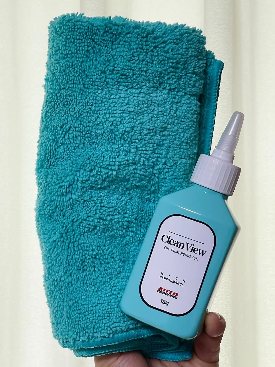Dedicated AutoGrooming Clean View towel used to clean mirror water stains