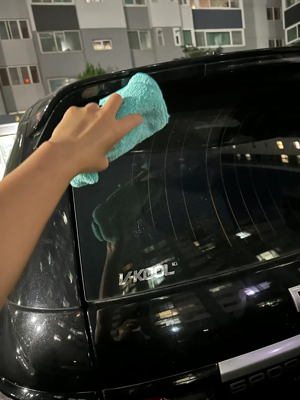 동봉된 전용 타월로 자동차 유리를 닦는 과정