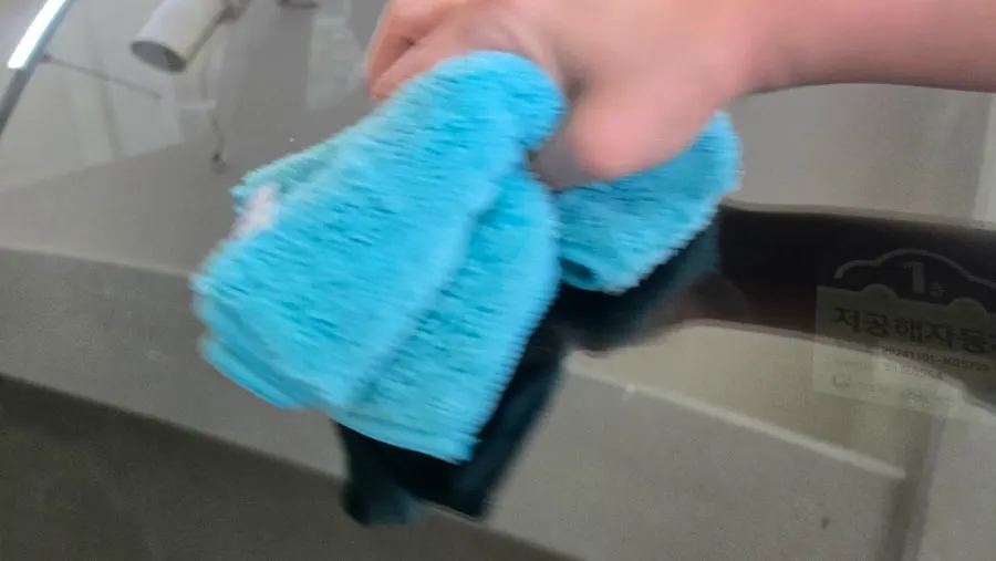 Wiping a broad area of car glass