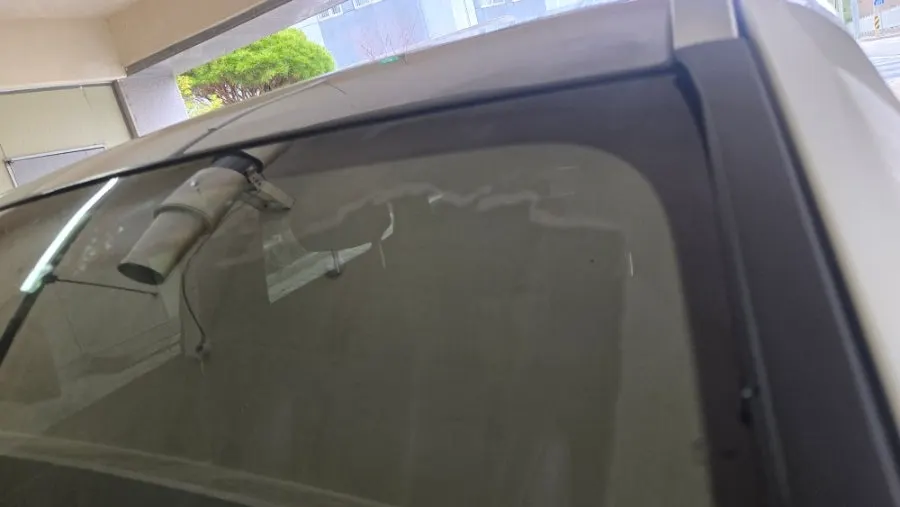 Finishing by rinsing the car glass with water after oil-film removal