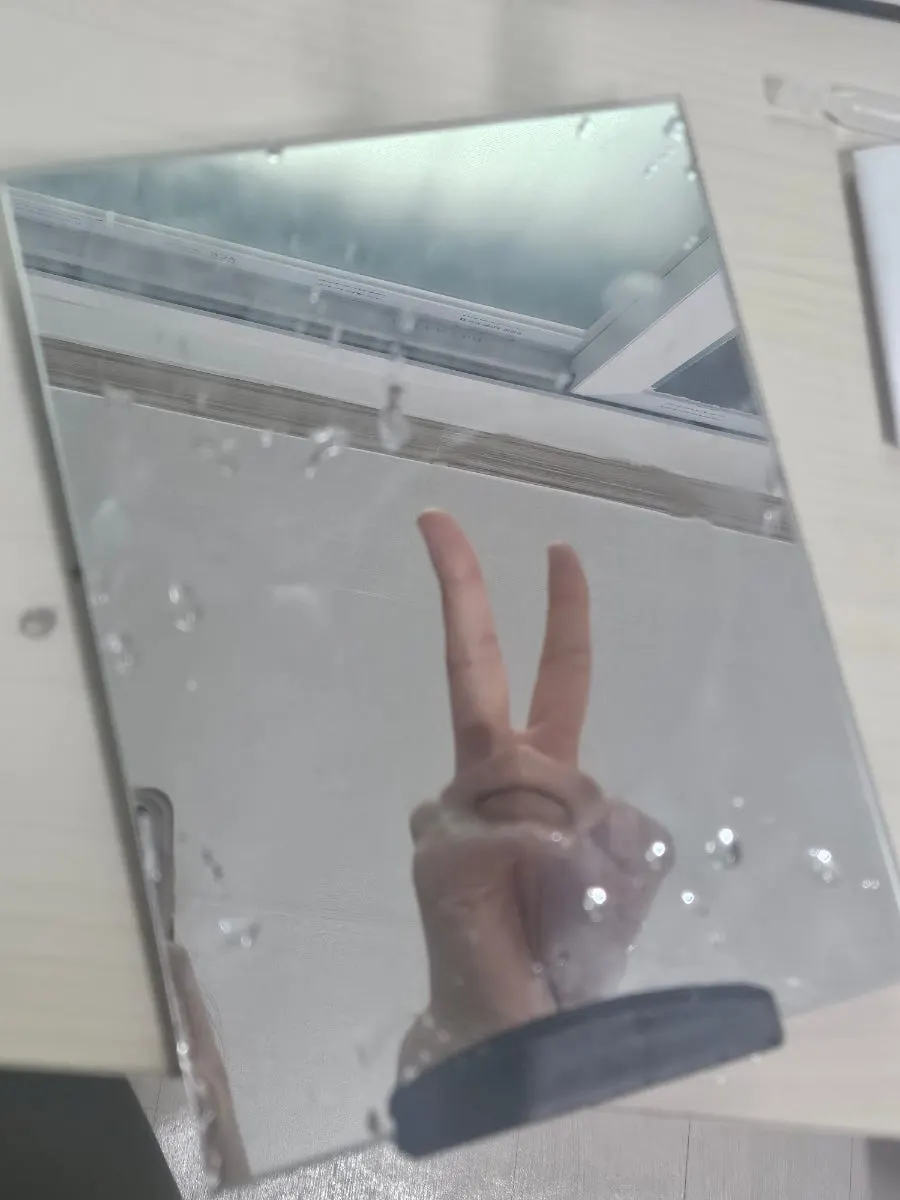 유막제거제로 닦고 물을 뿌린 일반 거울