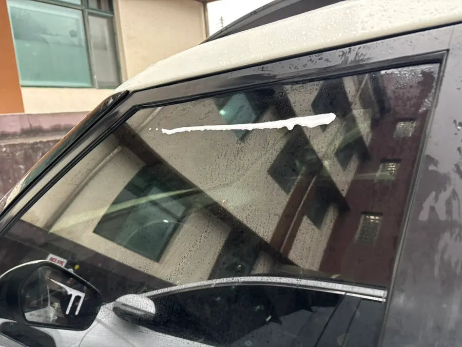 Using CLEAN VIEW on a car side window