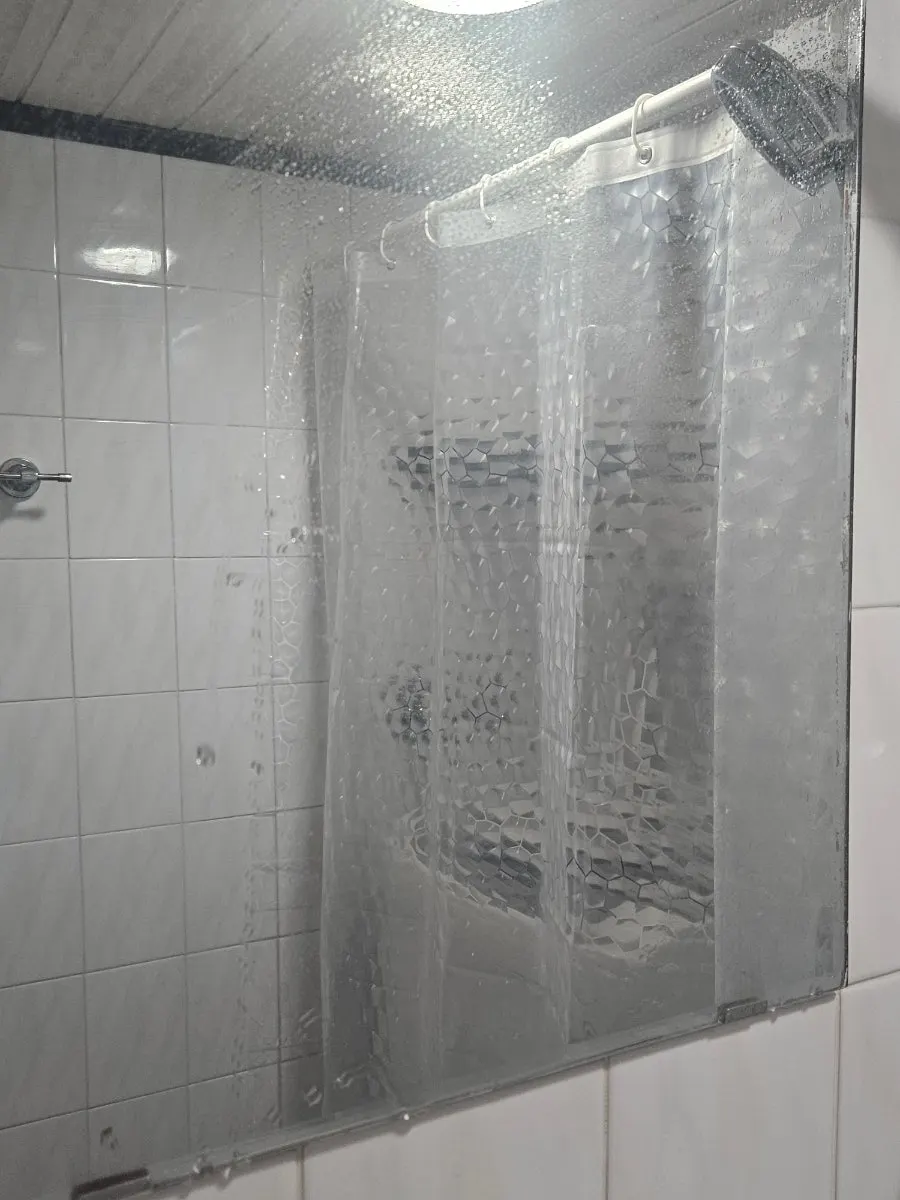 유막제거제로 닦은 뒤 물을 뿌린 욕실 유리