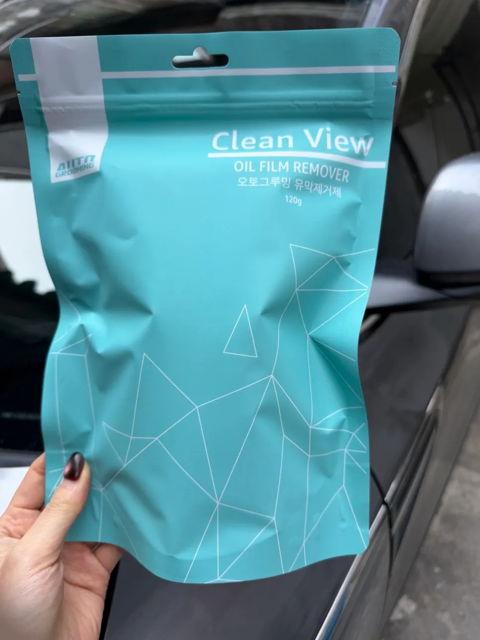 Car glass with a blurry view when the wipers were operating