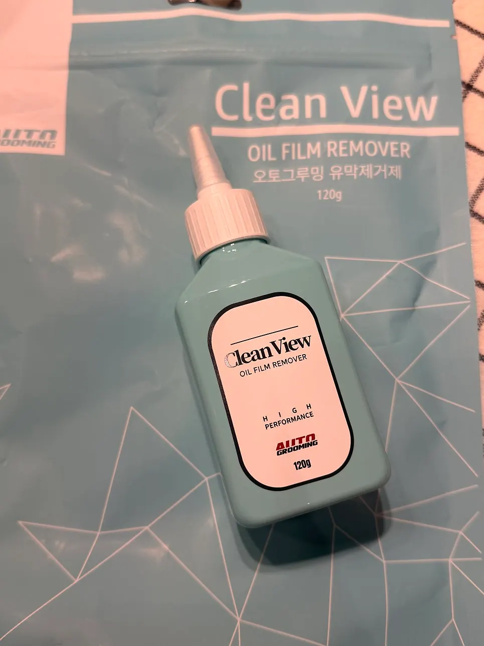 AutoGrooming Clean View product with dedicated towel