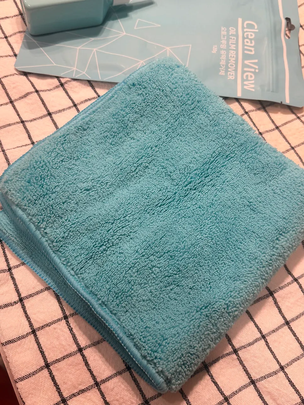 Clean View and dedicated towel for car glass care