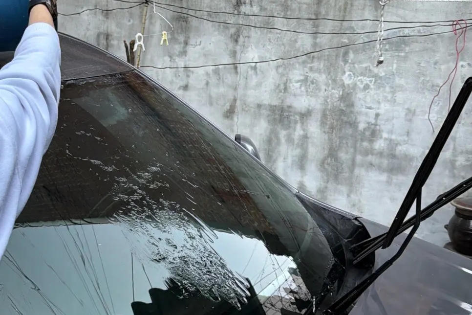 Car oil film removal carried out in a parking lot