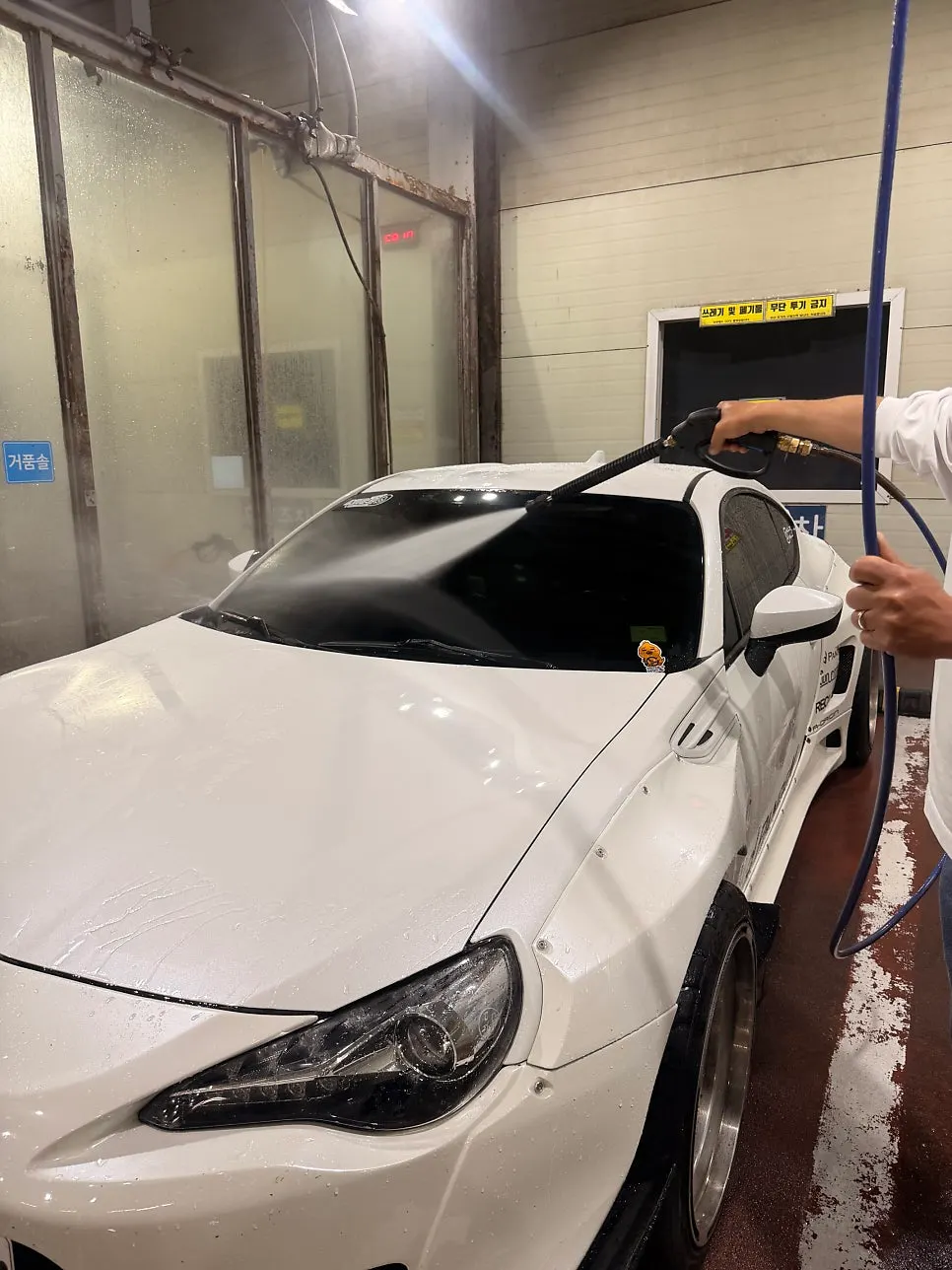Car glass cleaned with Clean View before rinsing