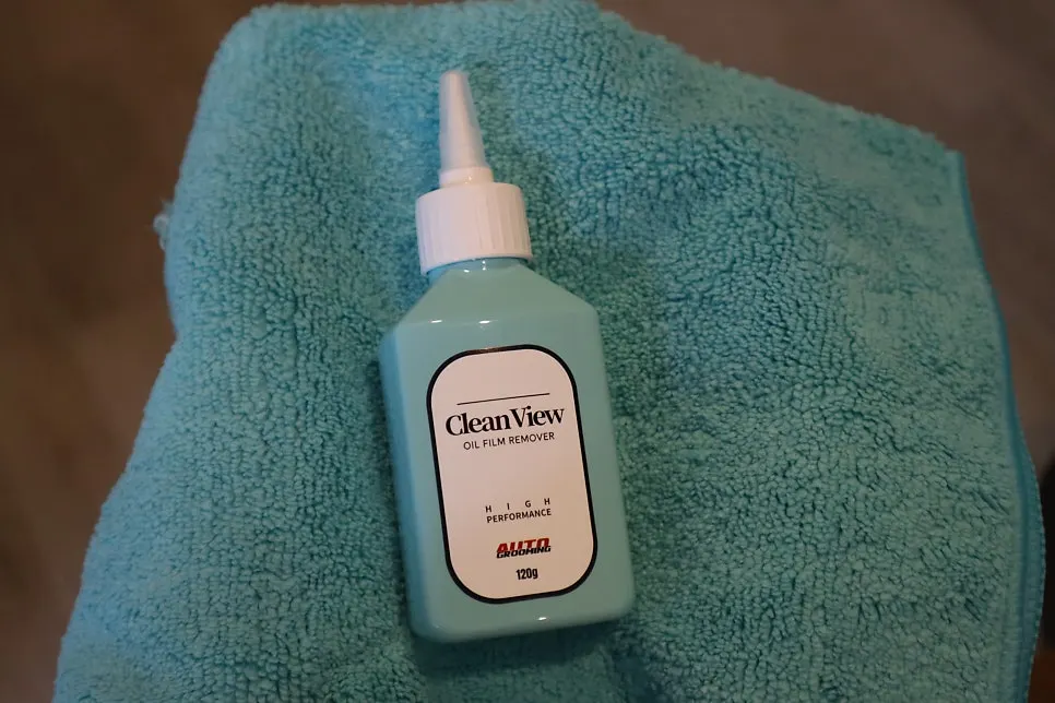 Mint-colored product and cloth used for DIY oil-film removal
