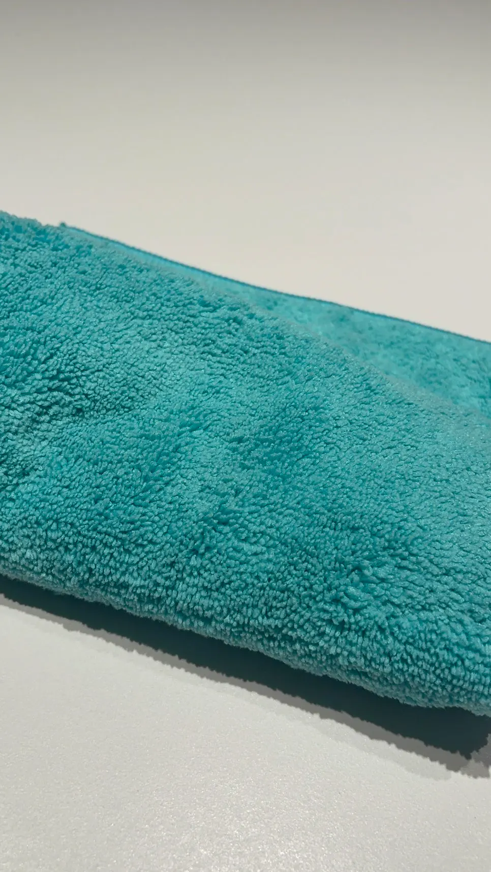 Oil-film removal process on car glass that is still wet