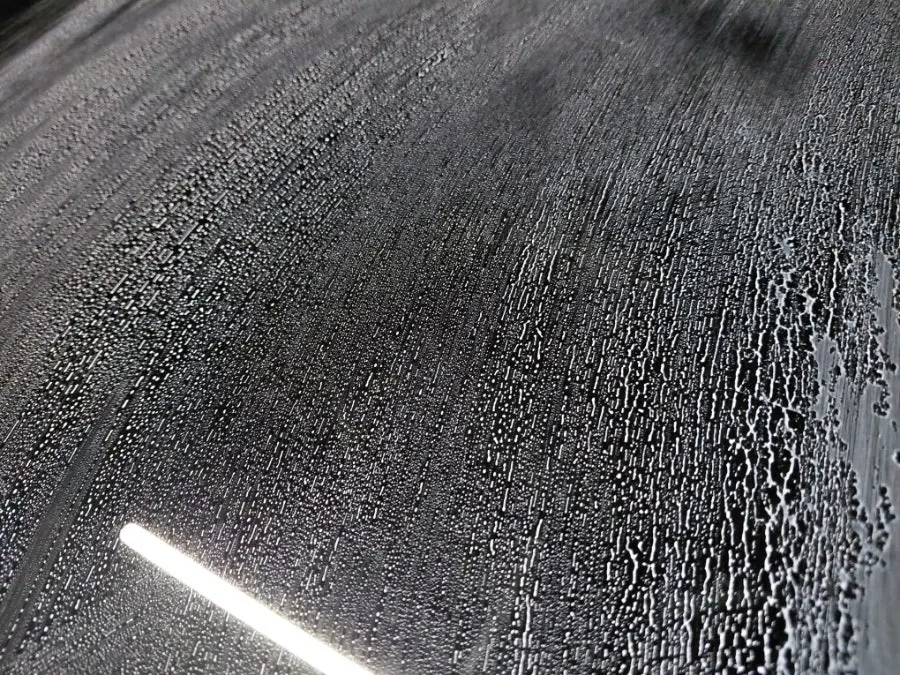 Car glass surface during oil film removal