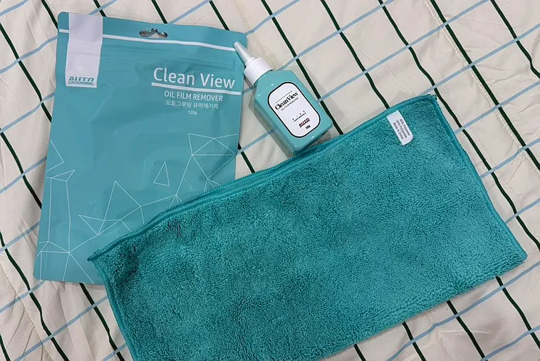 Mint-colored packaging of AutoGrooming Clean View oil film remover