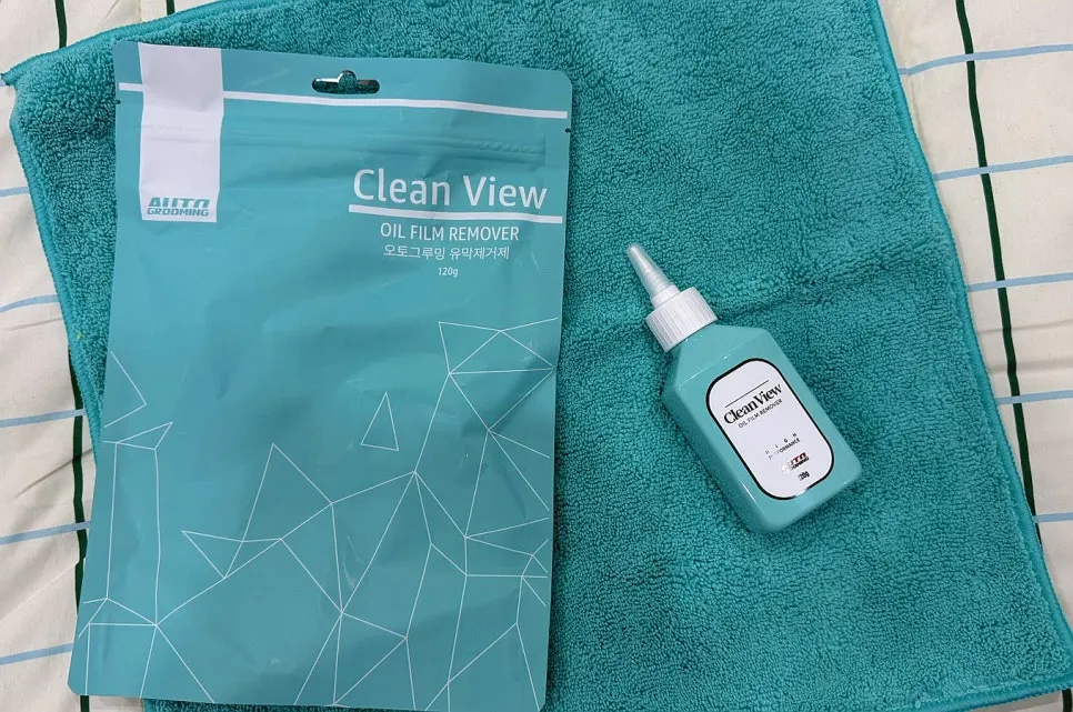 Dedicated towel included with AutoGrooming Clean View