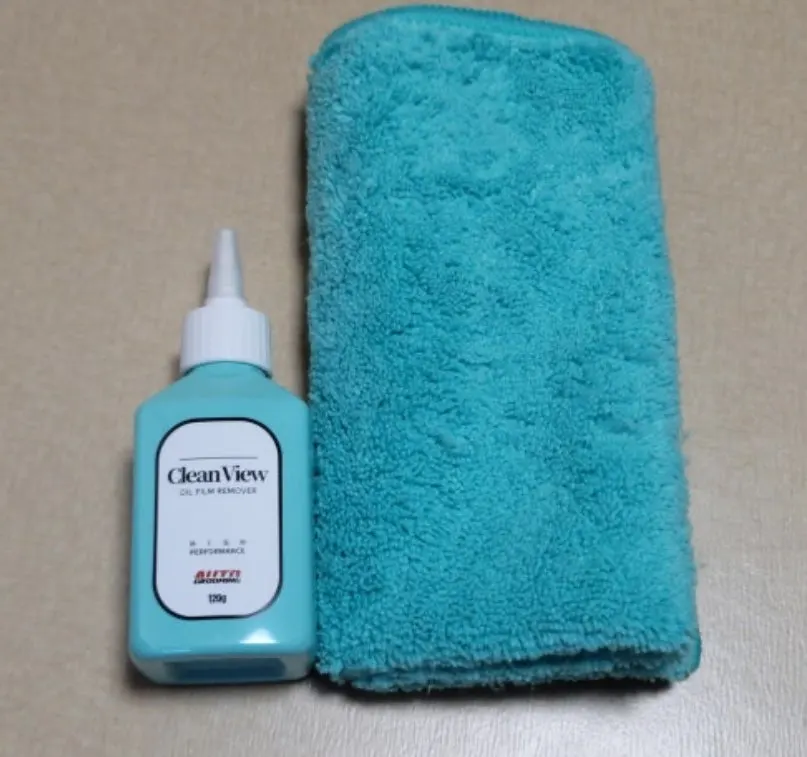 Car glass care using Clean View oil film remover