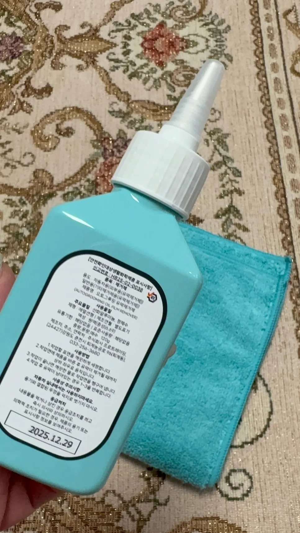 유막제거제와 타올을 이용한 차량 유리 관리