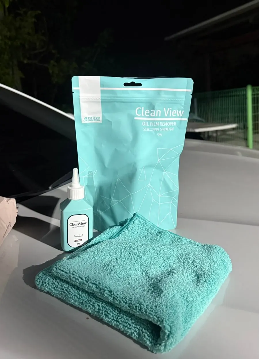 Car glass after oil film removal was completed on the rear-seat window too