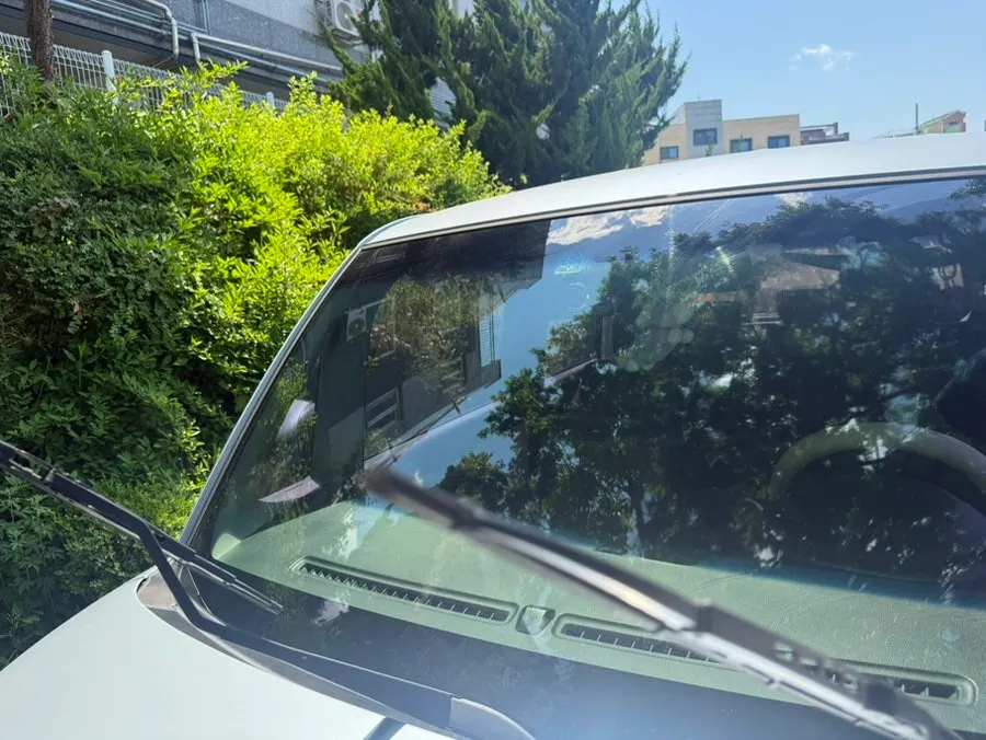 Car glass wiped and rinsed with water to finish