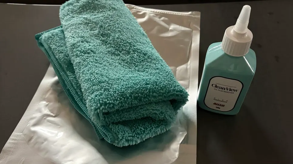Clean View oil-film remover package and included dedicated towel