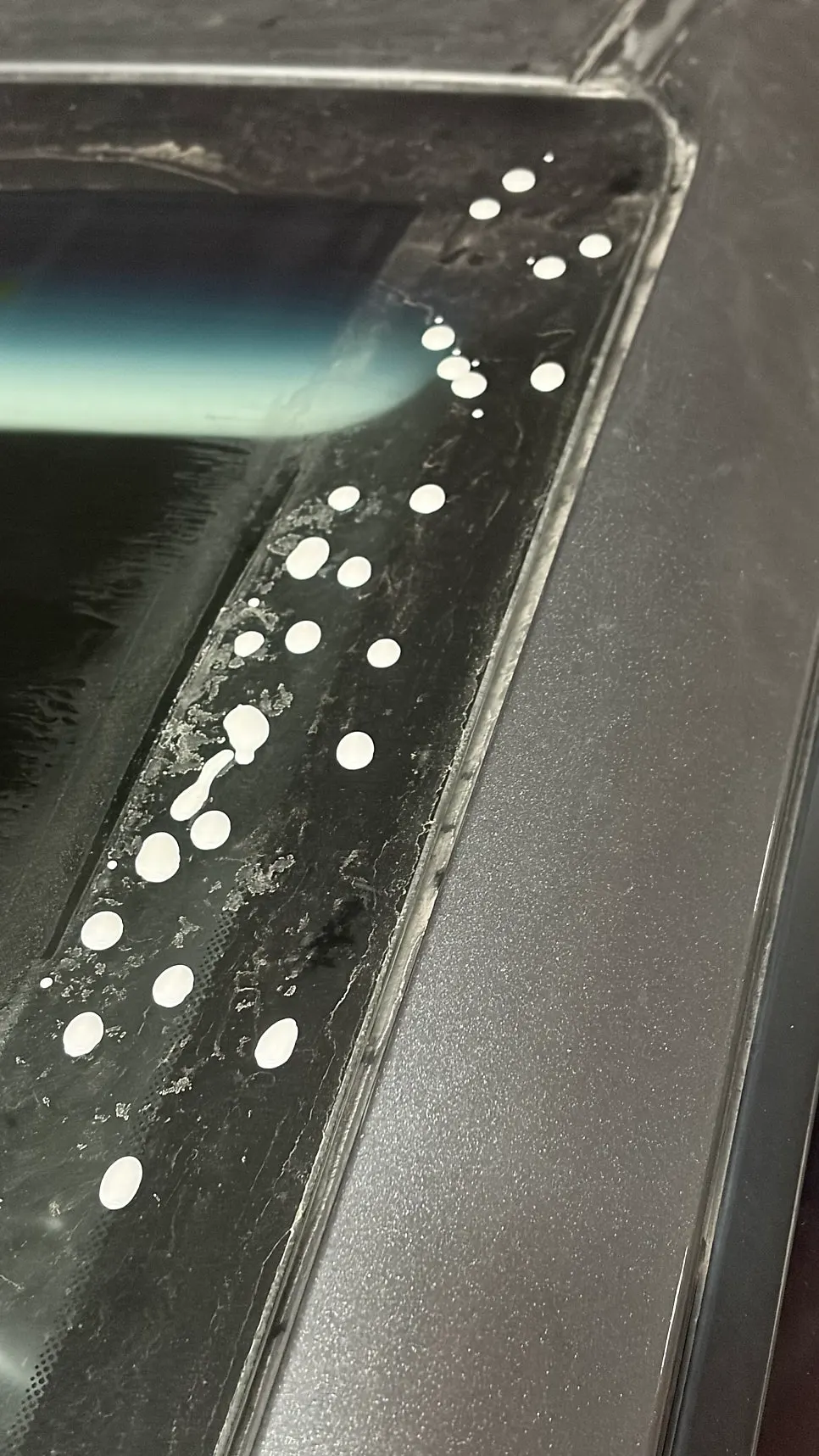 Edge of car glass that the wiper does not reach