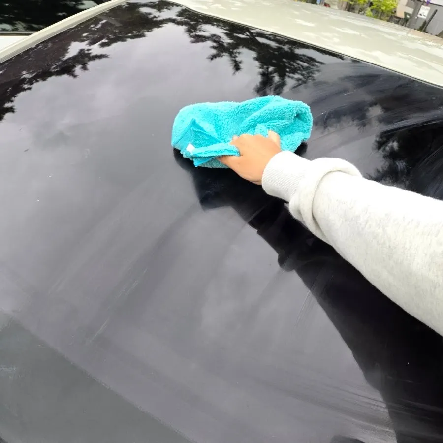 Car glass affected by bothersome light glare
