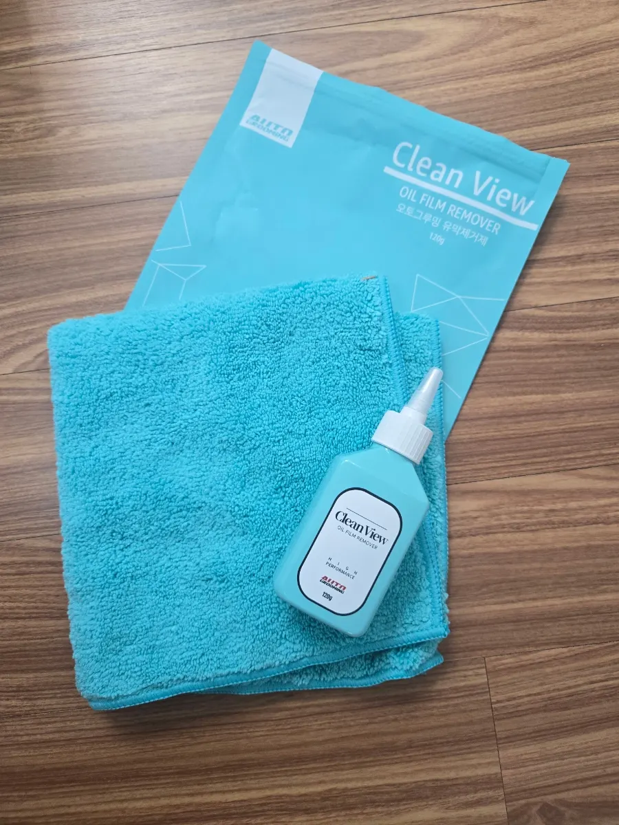 Contents of AutoGrooming Clean View oil-film remover