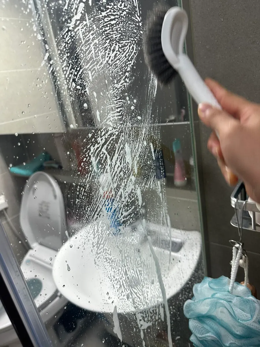 물때와 석회 자국이 고민인 욕실 유리 표면