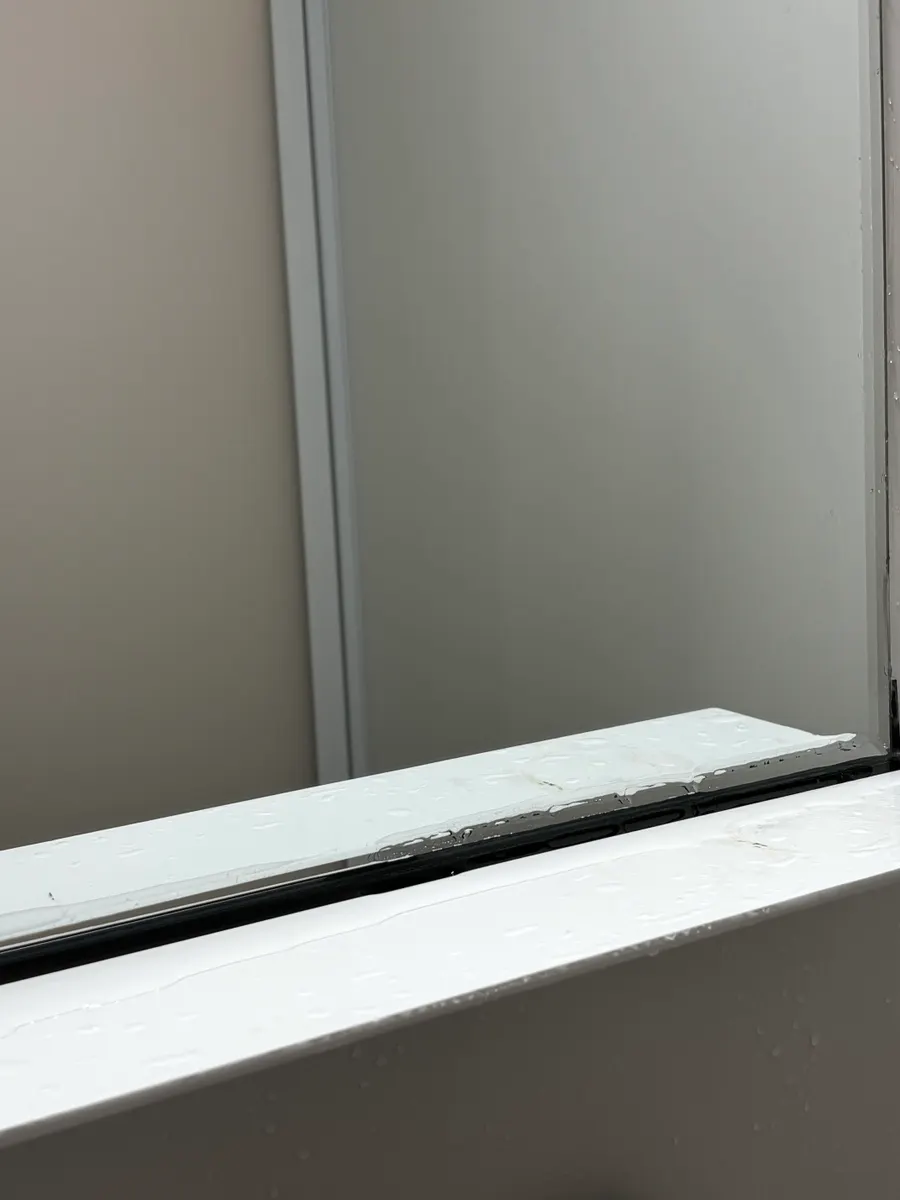 Mirror checked for cloudy marks after oil-film removal