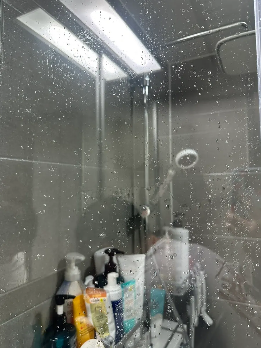 유막제거제로 욕실 유리의 물때를 닦는 과정
