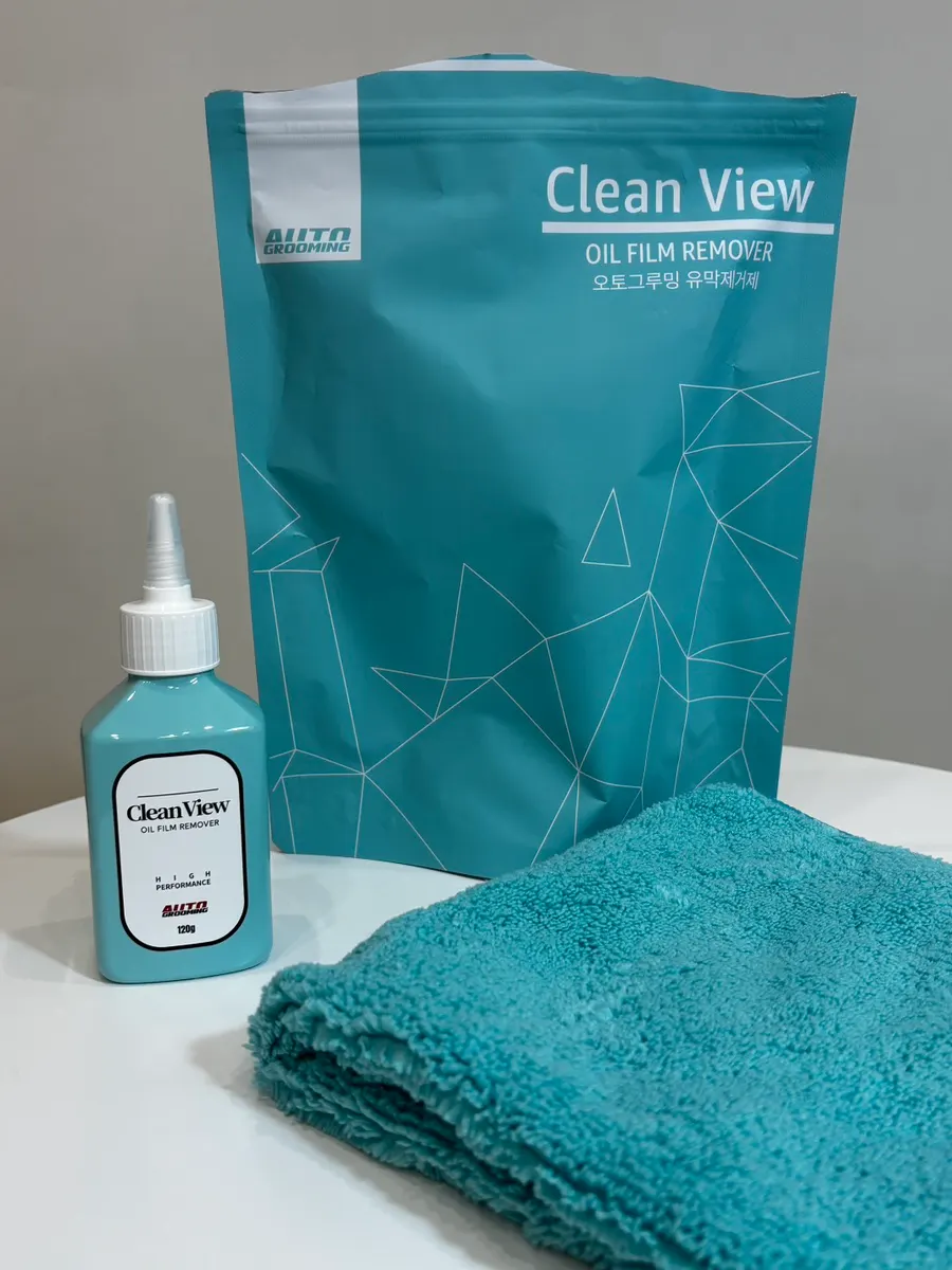 Cleaning shower-booth glass using the dedicated towel