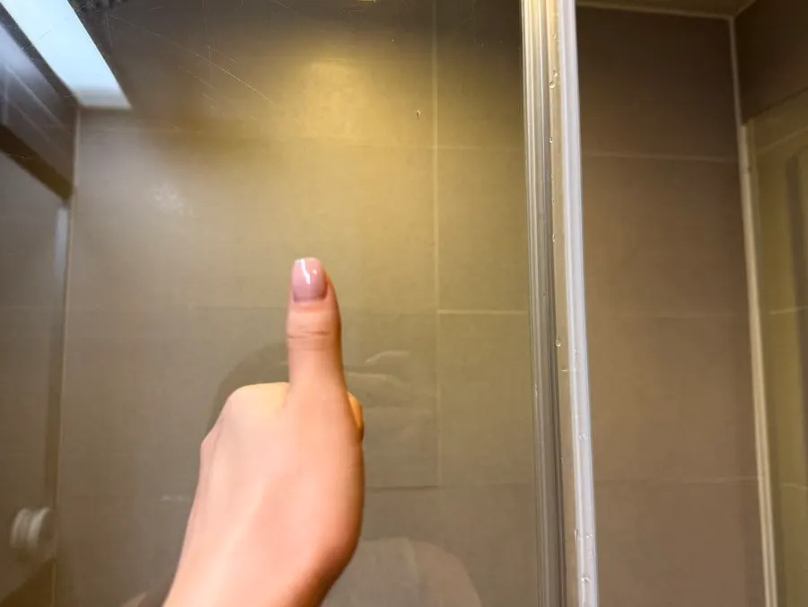 클린뷰 유막제거제로 닦은 화장실 거울