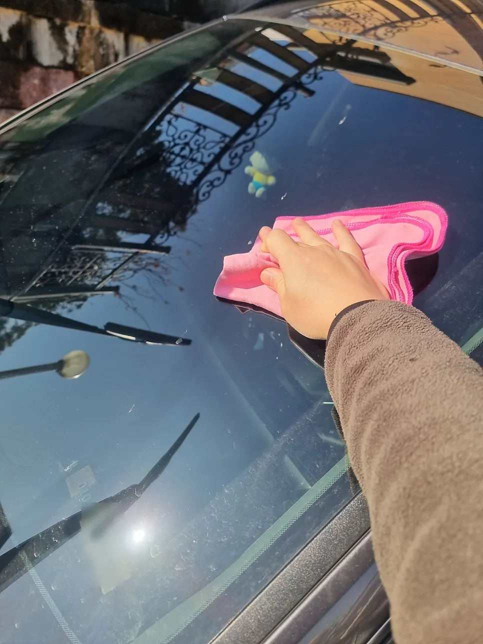 Car glass being prepared with water before oil-film removal