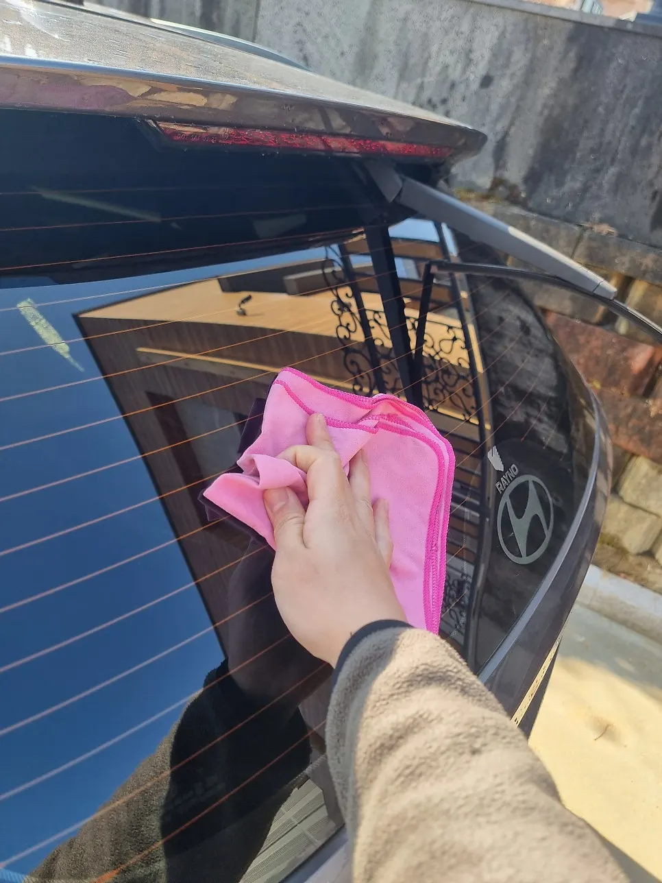 Wiping dirt from car glass before oil-film removal