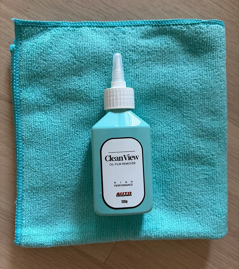 Clean View main product and microfiber towel in mint-colored packaging