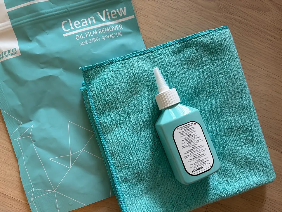 Closing shot of AutoGrooming Clean View oil film remover