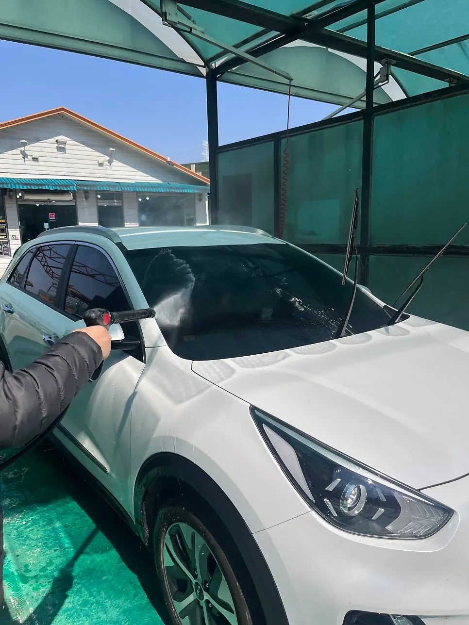 Cleaning a windshield with Clean View oil film remover
