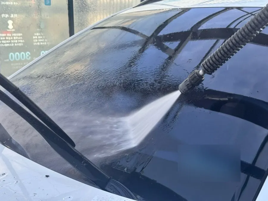 Cleaning the heavily soiled center of the windshield