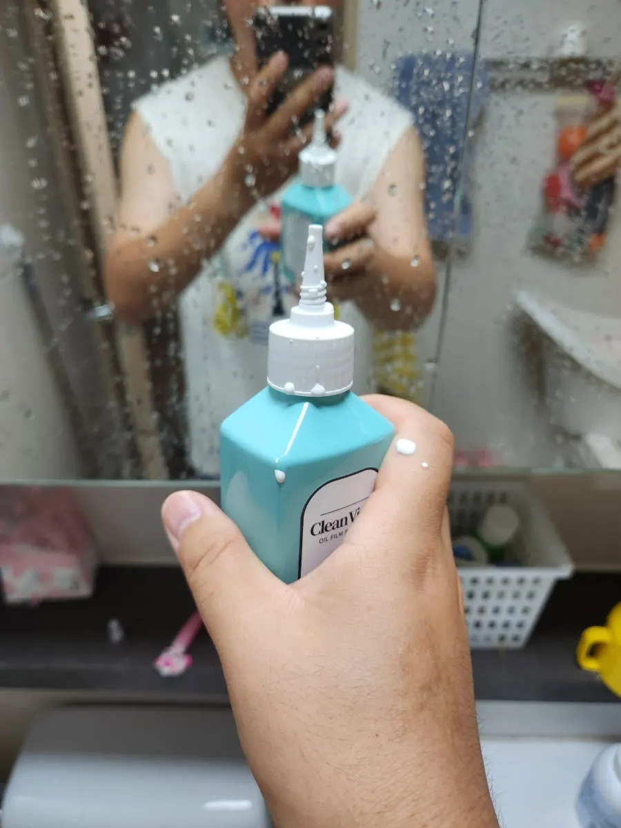Wetting the bathroom surface before oil-film removal