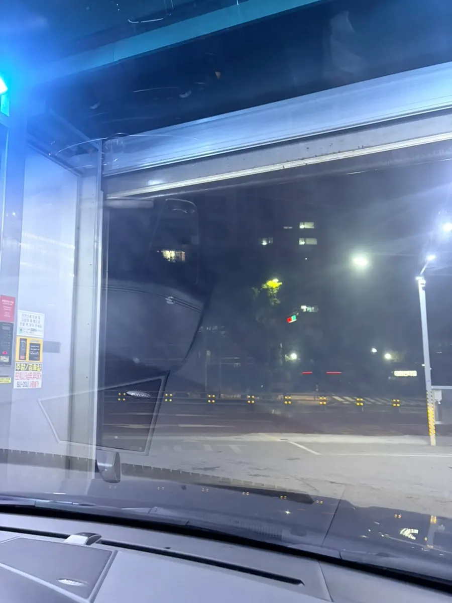 Car glass surface before DIY oil-film removal