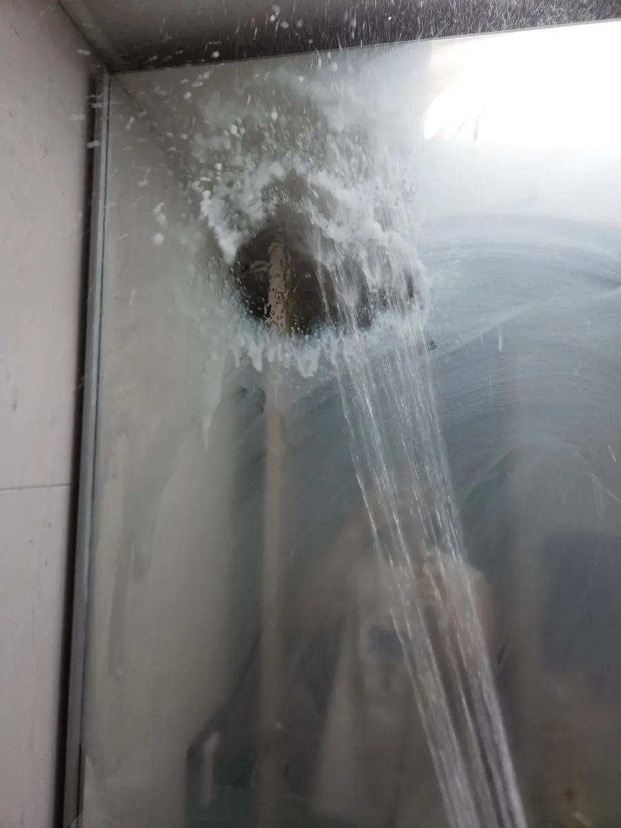Bathroom surface after rubbing in the oil-film remover