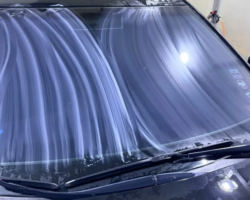 Windshield surface during oil-film removal with a towel