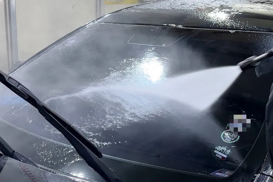 Glass surface after rubbing with oil-film remover and before rinsing