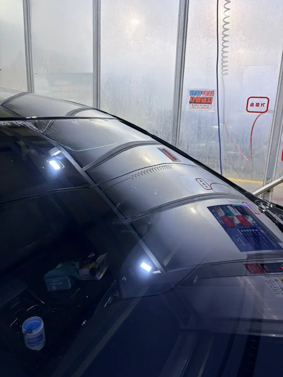 Rinsing a windshield with water after oil-film removal