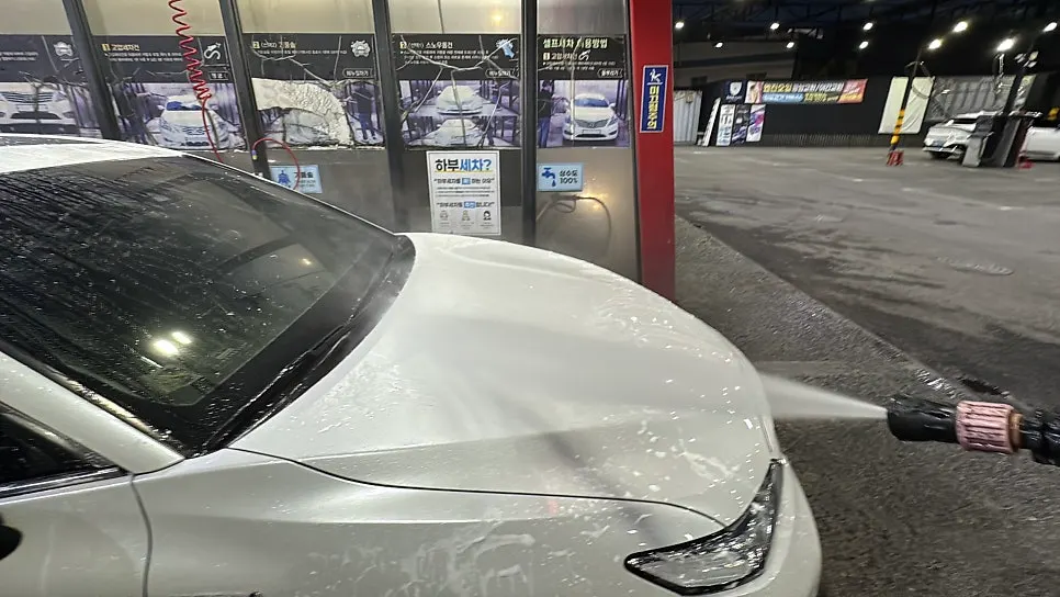 Letting vehicle grime soak after applying pre-wash