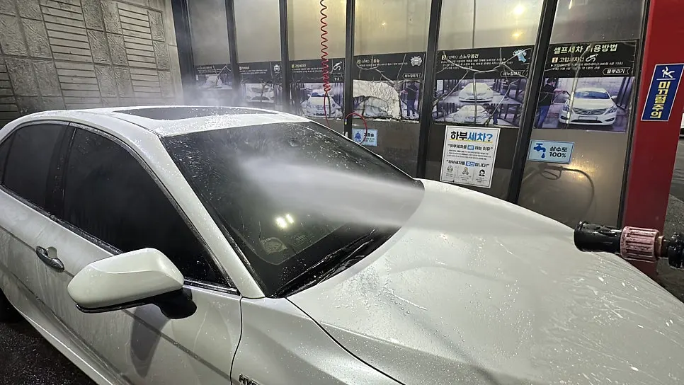 Rinsing the vehicle with high-pressure water after pre-wash
