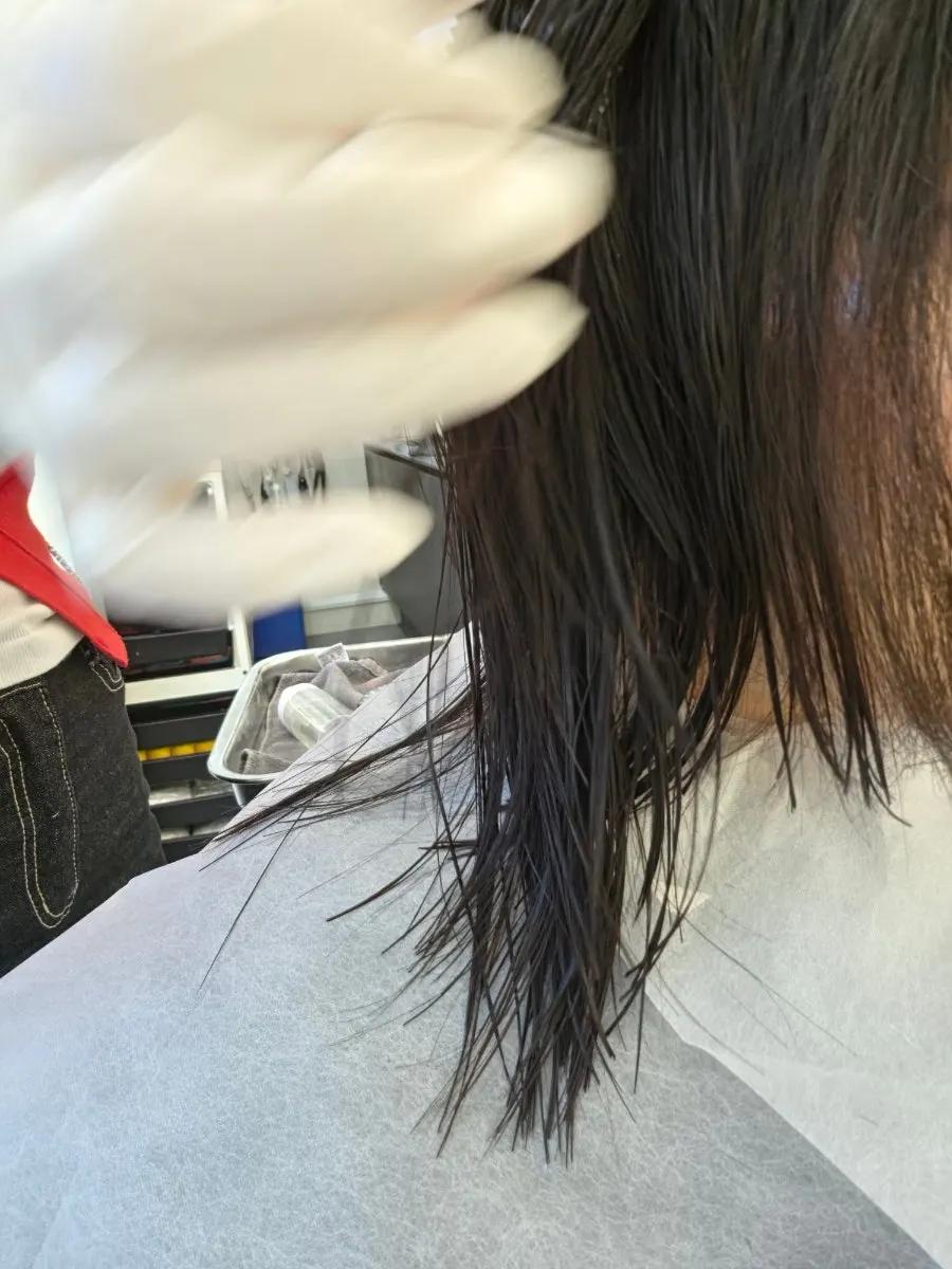 Waiting after the Ahyunchae perm solution was applied