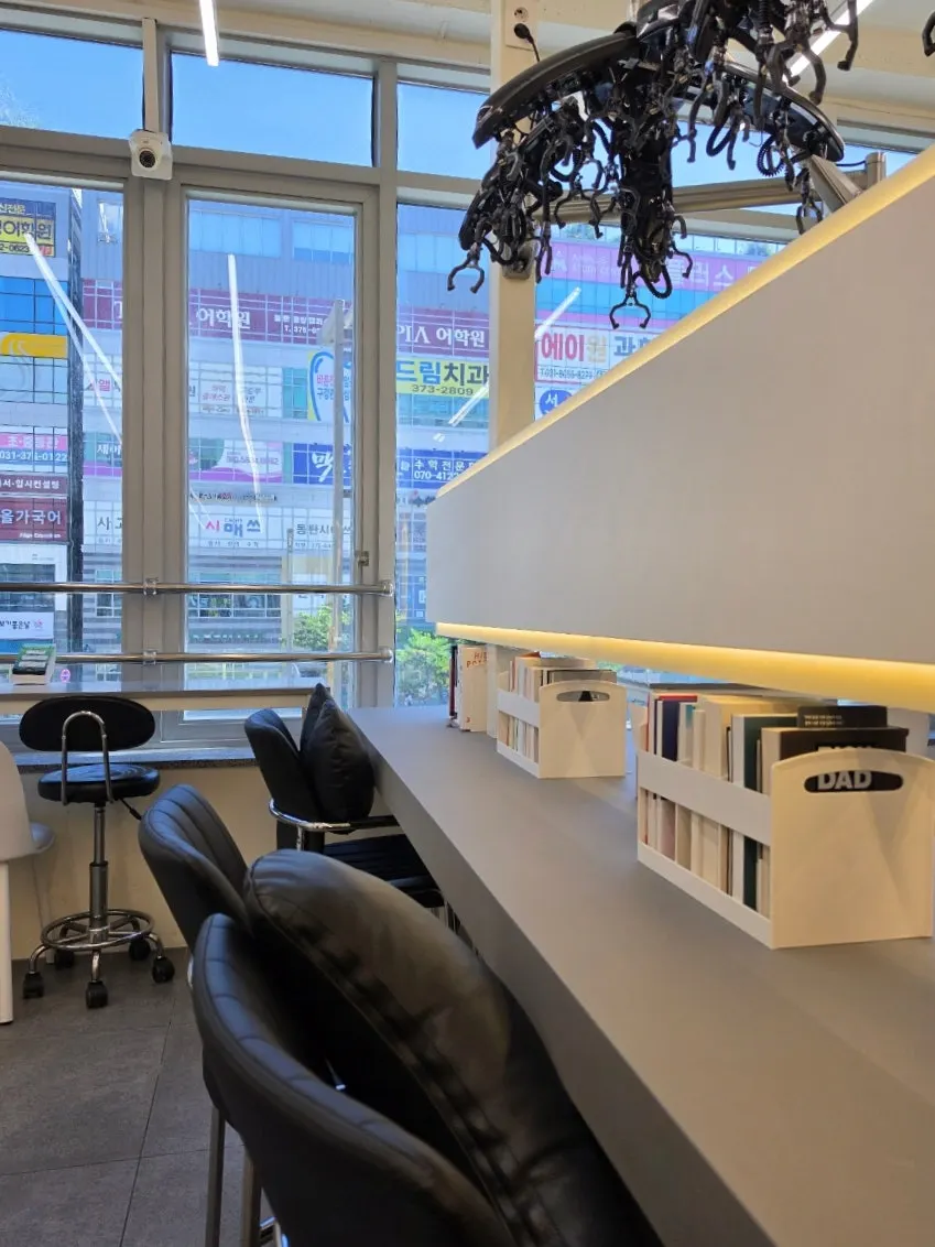 Interior of Ava Hair Dongtan Yeongcheon with plenty of seats